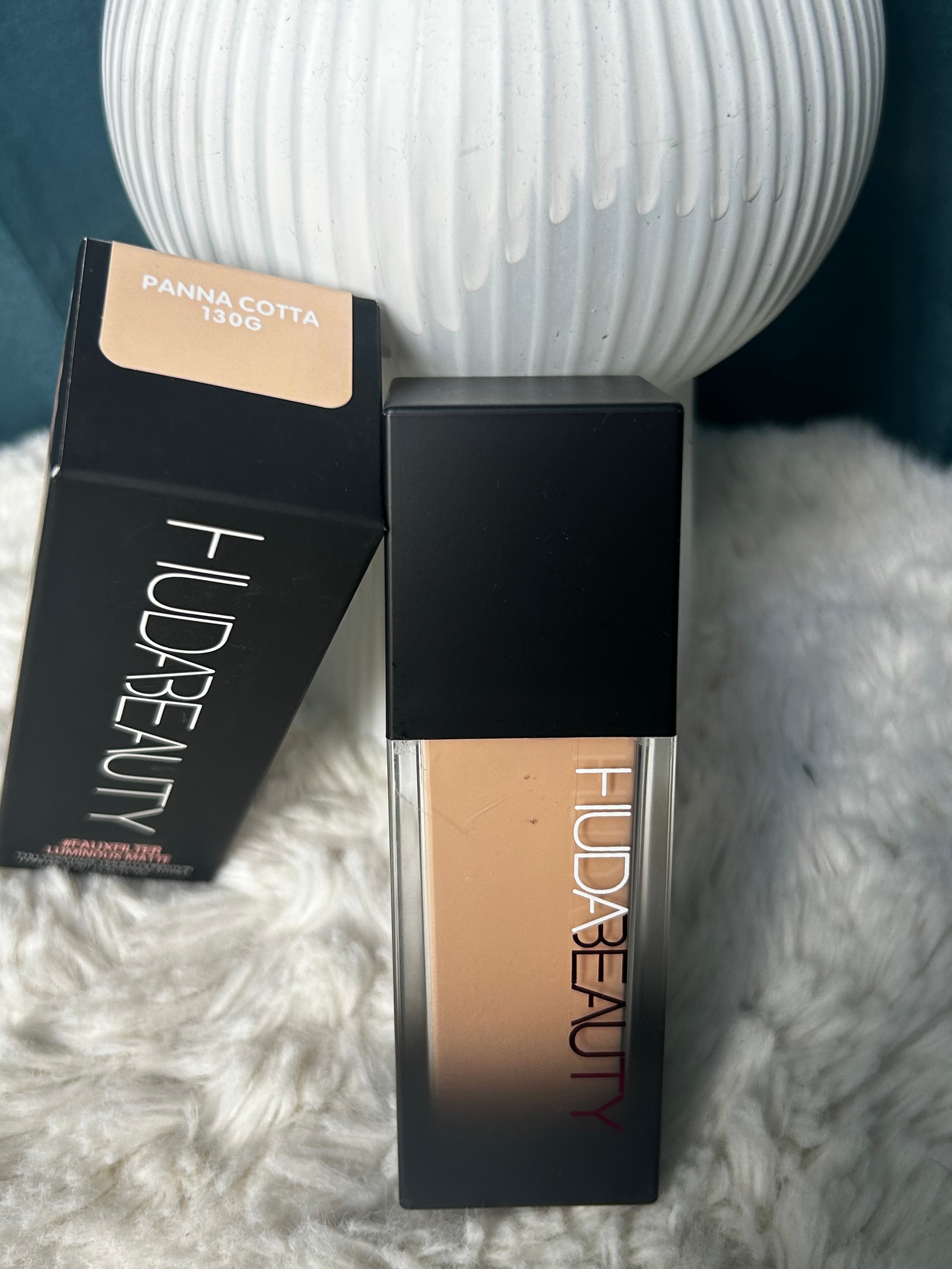 Fond de teint HUDA (panna cotta)