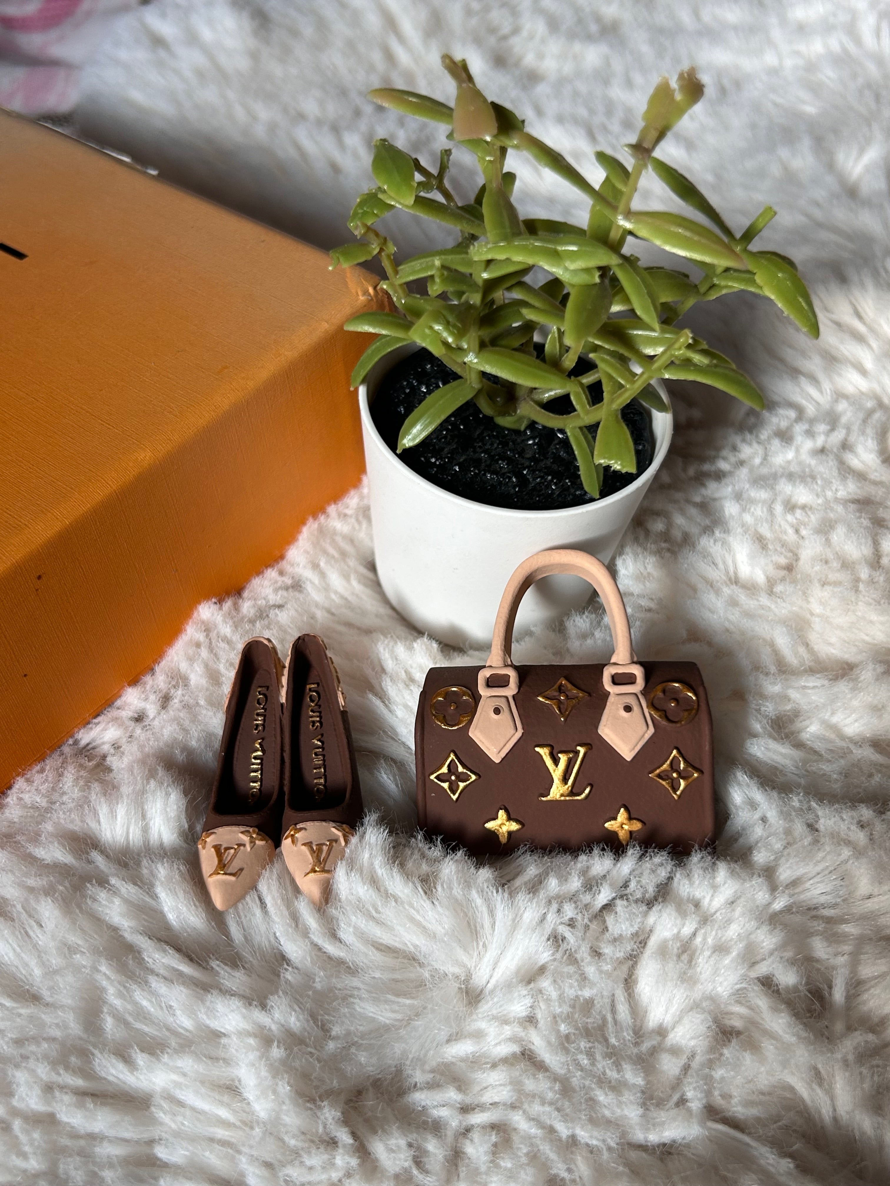 Diffuseur voiture sac + escarpin LV